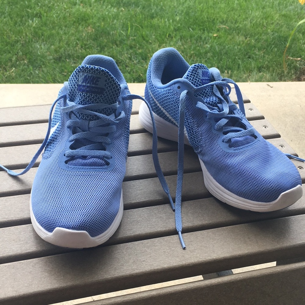 Nike revolution 3
